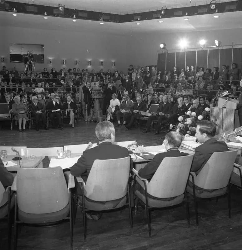 Gustav Heinemann - For documentary purposes the German Federal Archive often retained the original image captions, which may be erroneous, biased, obsolete or politically extreme. Erste Sitzung des De