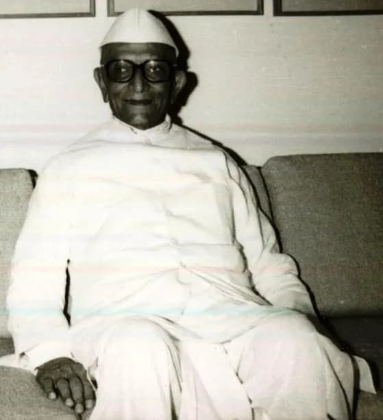 Morarji Desai - După vizitele oficiale întreprinse în unele ţări din Asia, în drum spre ţară, Nicolae Ceauşescu, Elena Ceauşescu şi persoanele care îi însoţesc au făcut o vizită la Delhi, unde s-au în