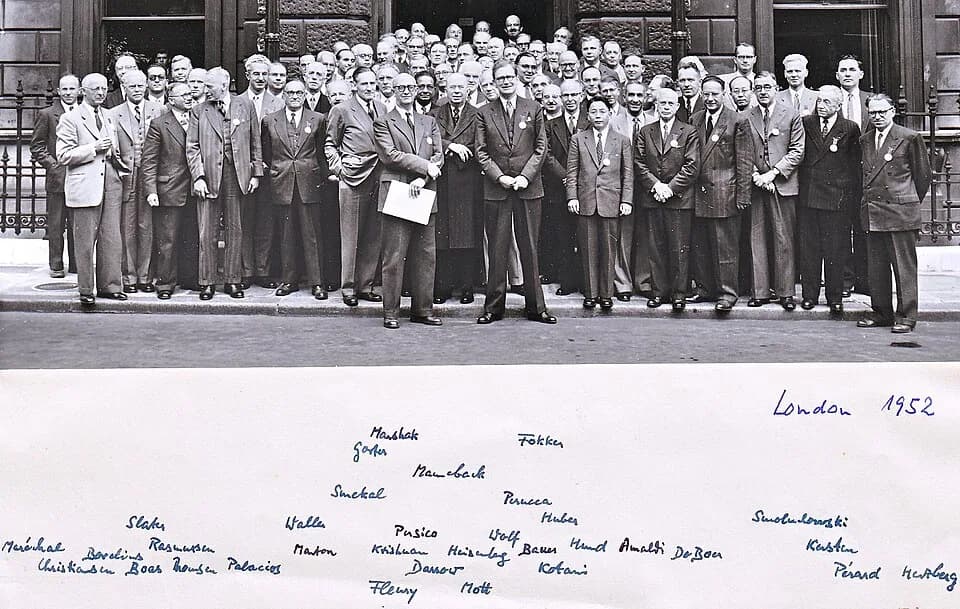 Nevill Francis Mott - Physicists in front of the building of the 'THE ROYAL SOCIETY' in London, 1952 with original annotations by Friedrich Hund.