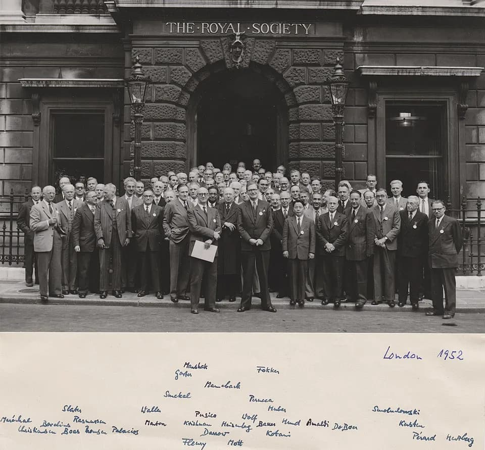 Nevill Francis Mott - Physicists in front of the building of The Royal Society, 1952 at London, with original annotations by Friedrich Hund.