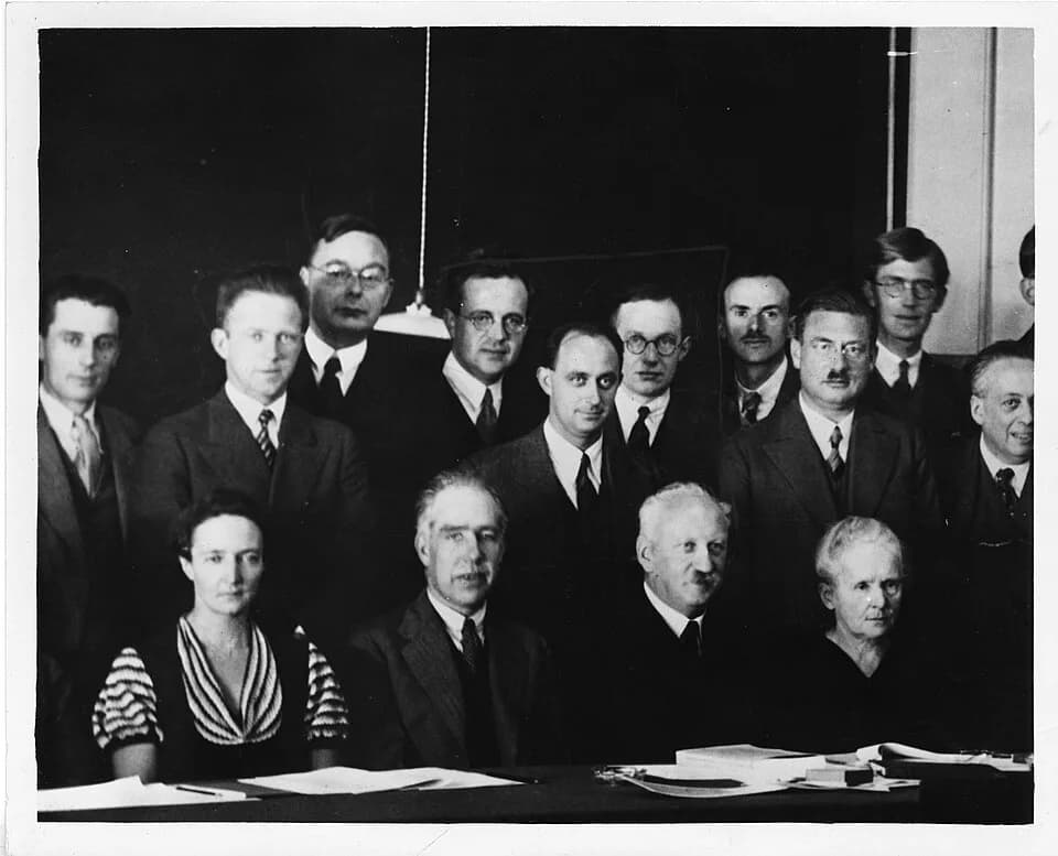Nevill Francis Mott - Creator: Science Service
Solvay Conference on Physics 1933
sitzend, v.l.n.r.
Joliot-Curie, Irène 1897-1956
Bohr, Niels 1885-1962
Ioffe, A. F (Abram Fedorovich) 1880-1960
Curie,