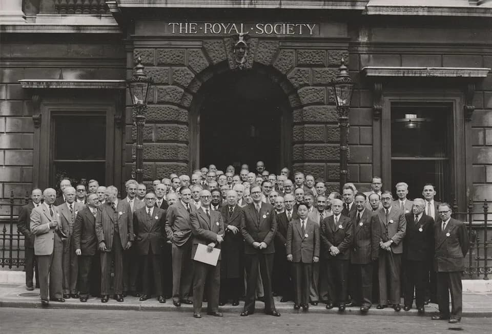 Nevill Francis Mott - Physicists in front of the building of The Royal Society, 1952 at London.
Deutsch:  Physiker vor dem Gebäude der Royal Society, 1952 in London.