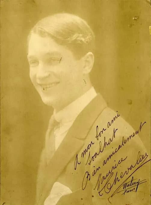 Maurice Chevalier - CHEVALIER Maurice [Paris, 1888 - id., 1972], chansonnier français. Photographie de jeunesse dédicacée (cliché aussi signé par le photographe Walery-Paris).