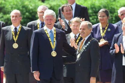 Simone Veil - The Charlemagne Prize 2000 is presented to President Clinton for his contributions to peace and integration in Europe.
Front: Bill Clinton (left), Jürgen Linden (mayor of Aachen)
Directl
