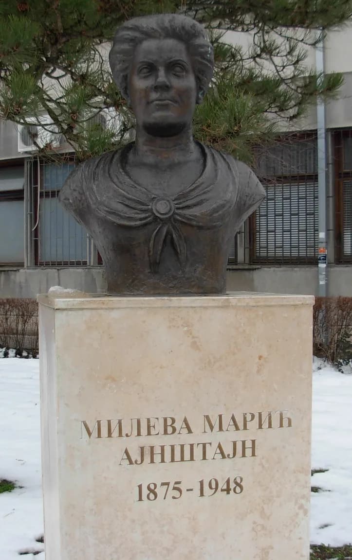 Mileva Marić - Bista Mileve Marić-Ajnštajn pored Prirodno-matematičkog fakulteta u Novom Sadu, podignuta 28. juna 2002. godine (na Dan Univerziteta).