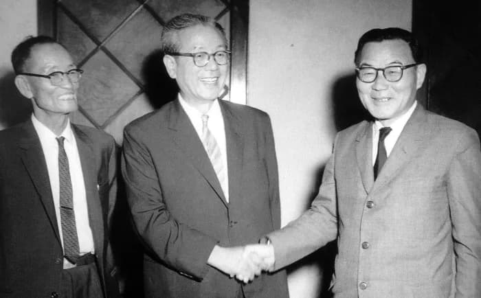 Yun Po-sun - From Left to Right: Kwak Sang-Hoon, then-President of the Chamber of Deputies, Chang Myun, then-Prime Minister and Yun Bo-Seon, then-President of Korea
