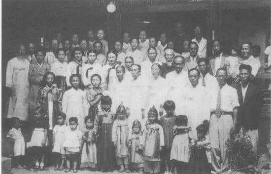 Yun Po-sun - 1943년 윤치호, 윤보선의 문중 사진 (네번째 줄 왼쪽 맨끝, 도포를 입은 이가 윤치호, 다섯번째 줄 왼쪽 맨 끝, 윤치호 바로 옆으로 보이는 남성이 윤보선