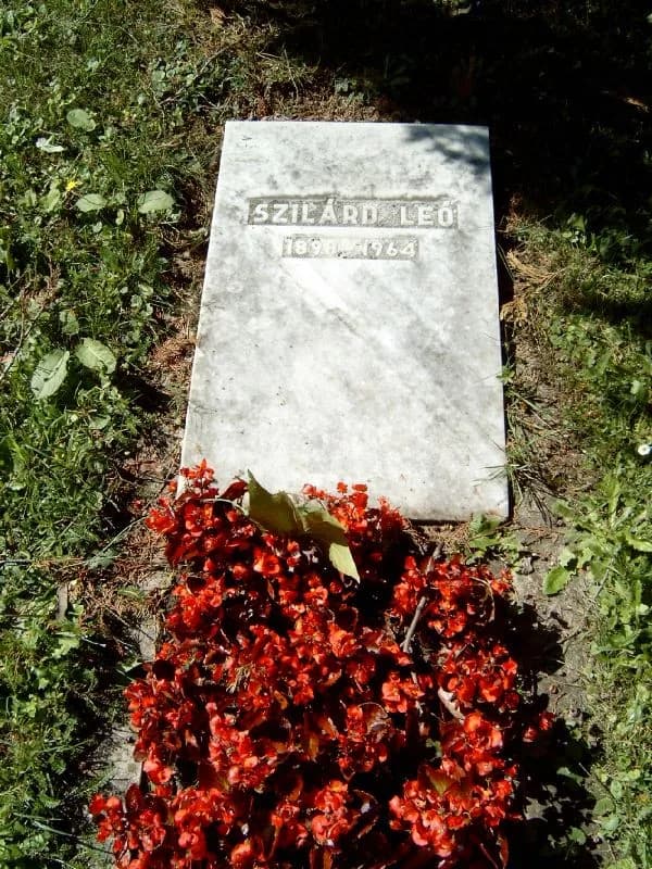Leó Szilárd - Szilárd Leó (Bp., 1898. febr. 11. – La Jolla, USA, 1964. máj. 30.) fizikus, biofizikus sírja Budapesten. Kerepesi temető: 27. MTA.