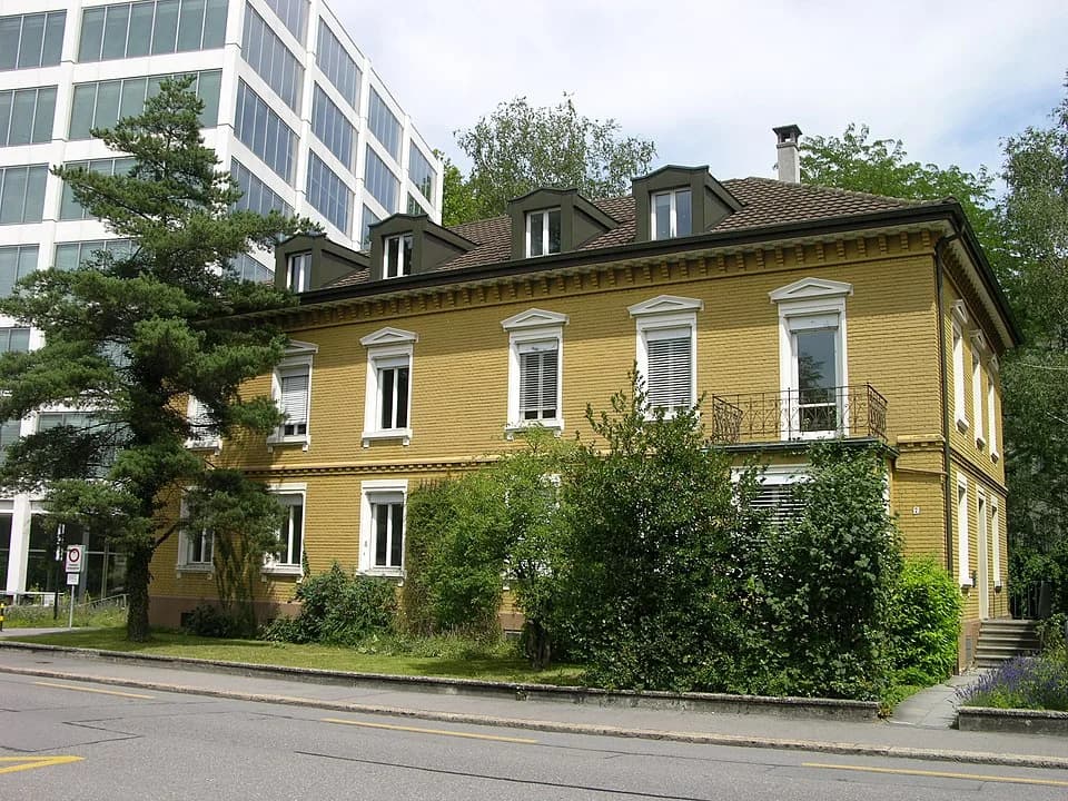 Paul Karrer - János-Tamás-Haus der Alten Kantonsschule Aarau an der Feerstrasse (Im Hintergrund: das Paul-Karrer-Haus)