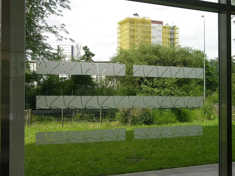Paul Karrer - Fensterbild Hugo Suters im ersten Stock des Paul-Karrer-Hauses der Alten Kantonsschule Aarau