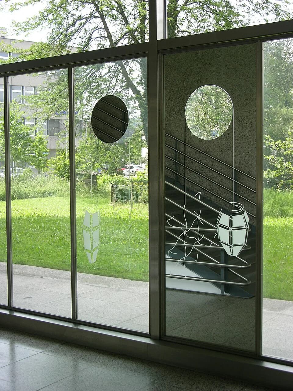 Paul Karrer - Fensterbild Hugo Suters im Parterre des Paul-Karrer-Hauses der Alten Kantonsschule Aarau