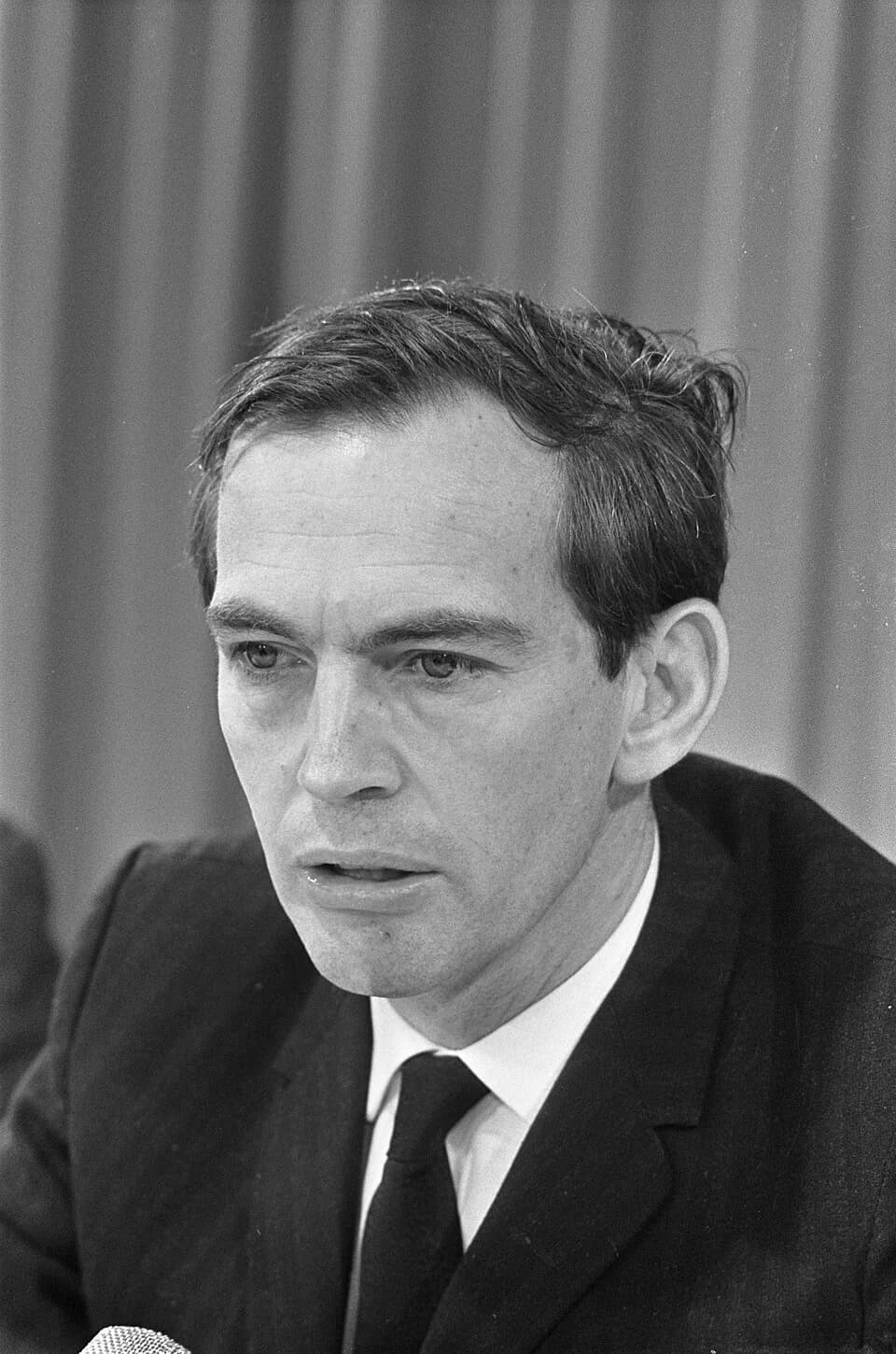 Christiaan Barnard - Collectie / Archief : Fotocollectie Anefo
Reportage / Serie : [ onbekend ]
Beschrijving : Aankomst Dr. Chris Barnard op Schiphol. Hier tijdens persconferentie
Datum : 8 mei 1968
T