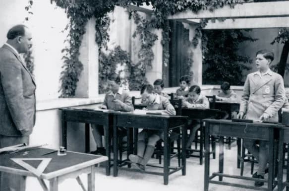 Michael I of Romania - Mihai de România răspunde la întrebările profesorului. El face parte dintr-o clasă compusă special pentru el, din copii dotați aparținând tuturor categoriilor sociale
