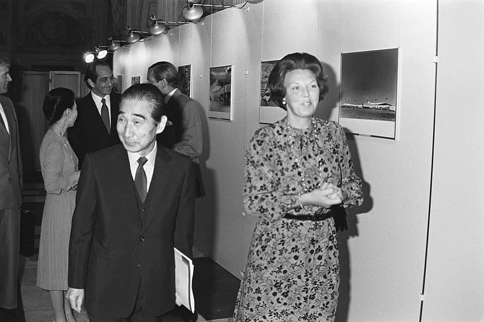 Kenzō Tange - Collectie / Archief: Fotocollectie Anefo  Reportage / Serie: Beatrix en Claus ontvangen de bekende Japanse architect professor Kenzo Tange in het Paleis op de Dam  Beschrijving: Professo