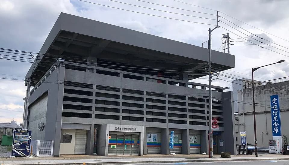 Kenzō Tange - 愛媛信用金庫今治支店（ja:愛媛県ja:今治市常盤町）