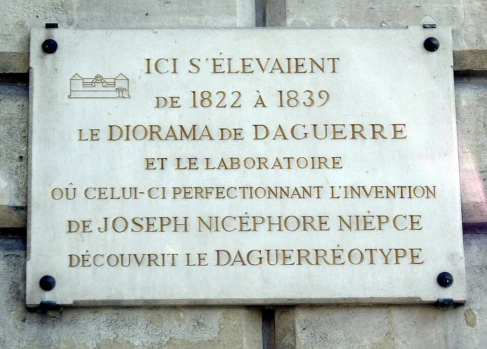 Nicéphore Niépce - Plaque apposée sur le mur de la caserne Vérines, rue Léon-Jouhaux, Paris 10e, marquant l'emplacement du diorama et du laboratoire de Louis Daguerre, détruits par un incendie en 1839