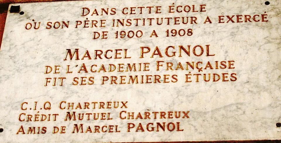 Marcel Pagnol - Plaque commémorative rappelant que Marcel Pagnol a fait ses études dans l'avenue des Chartreux à Marseille.