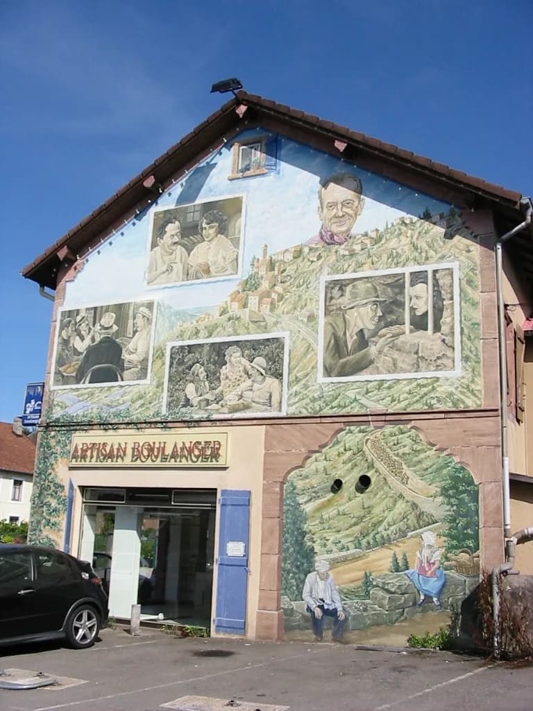 Marcel Pagnol - Commune de Sainte-Marguerite (Vosges).
Hommage à Pagnol sur le mur de la boulangerie.