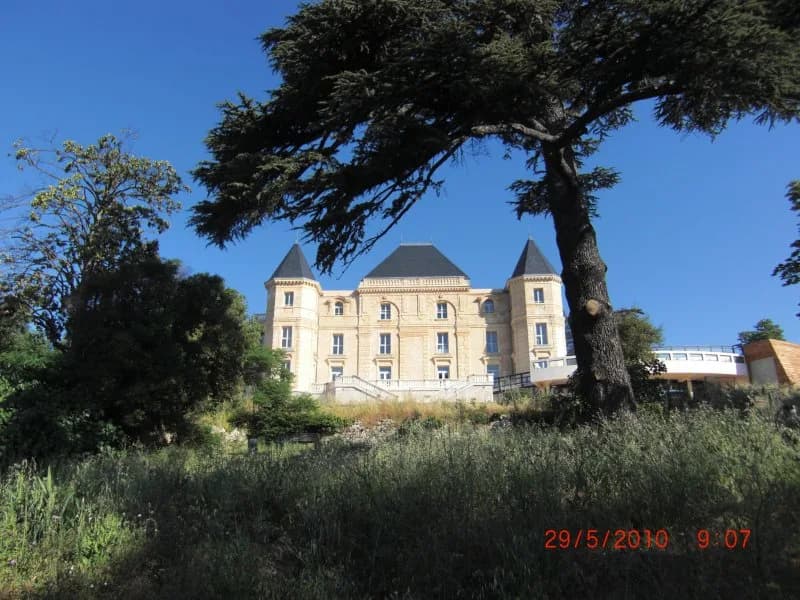 Marcel Pagnol - Le château de la Buzine a été acheté en 1941 par Marcel Pagnol. Tombé en ruines la Ville de Marseille l'a réhabilité et il devient en 2010 LA MAISON DES CINÉMATOGRAPHIES DE MÉDITERRANÉ