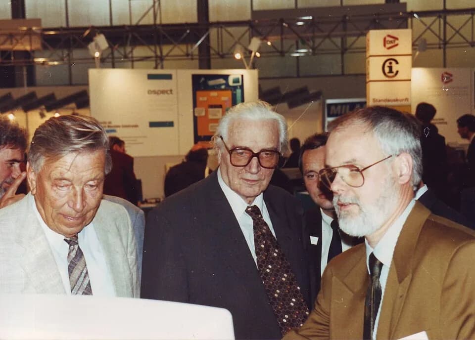 Konrad Zuse - Heinz Billing (links) und Konrad Zuse (mitte) auf der SYSTEMS '91 bei einer GEOFOX-Präsentation.