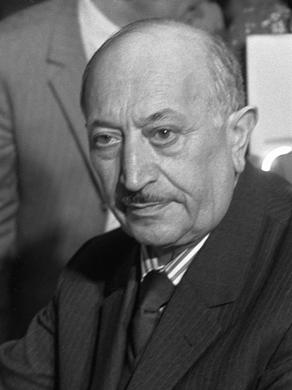 Simon Wiesenthal - Simon Wiesenthal signeert zijn boek Zeilen der Hoop in Bijenkorf te Amsterdam 
27 maart 1973
