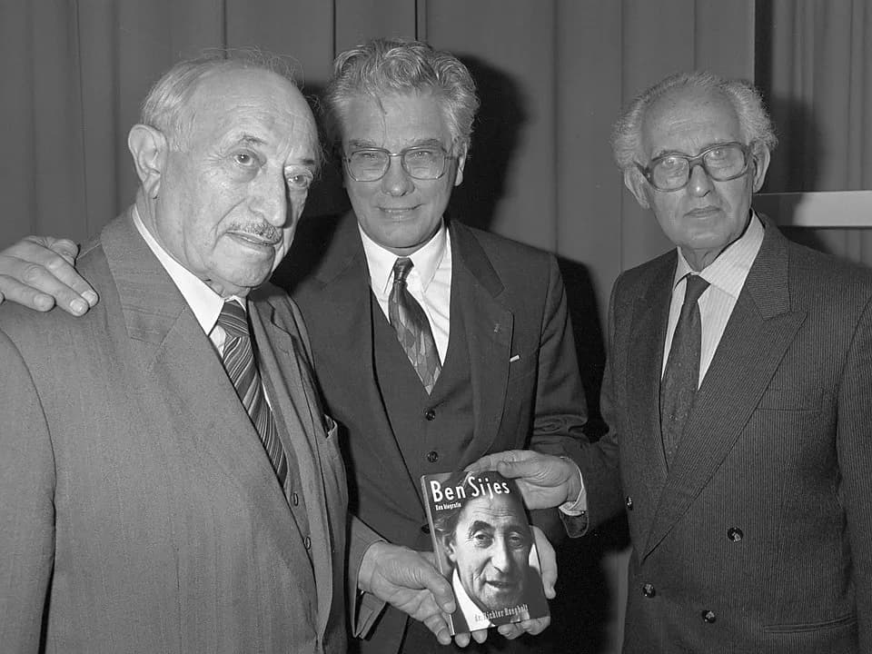 Simon Wiesenthal - Presentatie boek over Ben Sijes ; v.l.n.r. Simon Wiesenthal, Richter Roegholt en Lou de Jong
19 oktober 1988