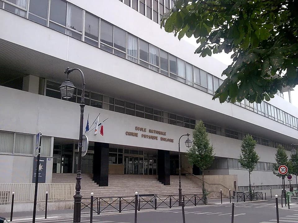 Pierre-Gilles de Gennes - Ecole nationale de chimie, physique, et biologie de Paris (ENCPB), rue Pirandello dans le 13e arrondissement