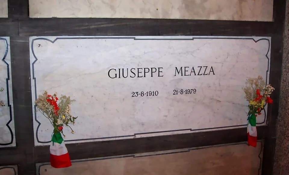 Giuseppe Meazza - Tablica pamiątkowa poświęcona pamięci Giuseppe Meazzy - gracza Milanu i Interu.Giuseppe Meazza memorial board.