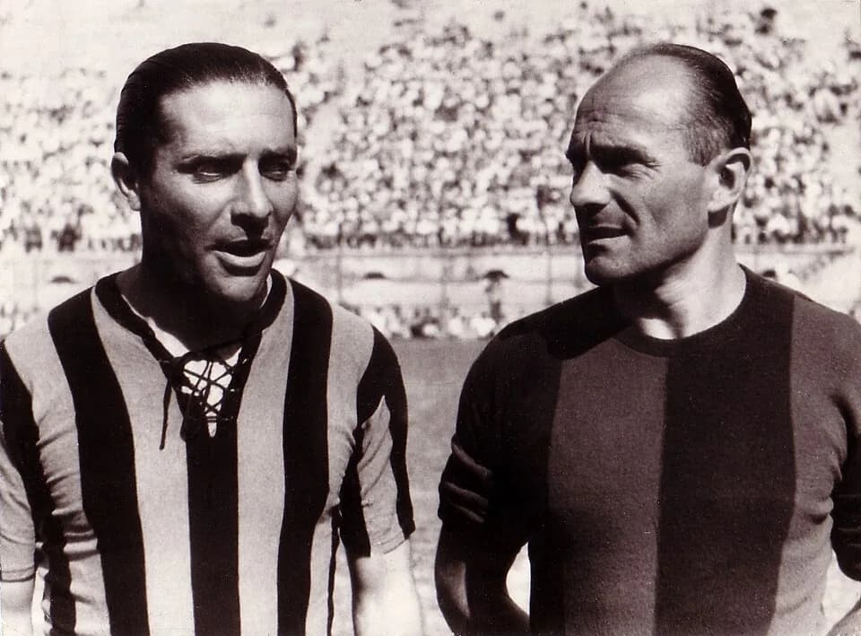 Giuseppe Meazza - Da sinistra: Giuseppe "Peppino" Meazza (Inter) e Amedeo Biavati (Bologna), insieme campioni del mondo nel 1938, qui nel 1946 capitani delle loro squadre di club.