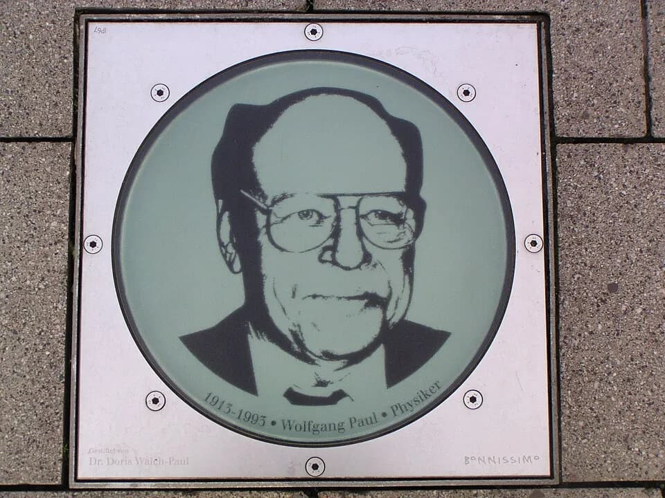 Wolfgang Paul - Bodenplatte für Wolfgang Paul (eingelassen im August 2007) auf dem Weg berühmter Persönlichkeiten in der Friedrichstraße, Bonn