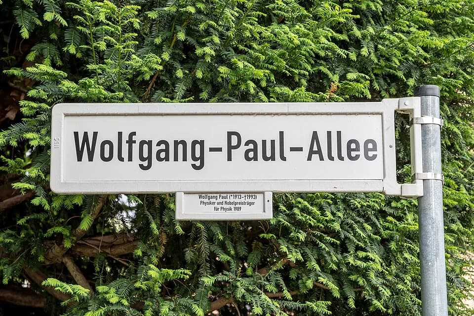 Wolfgang Paul - Wolfgang-Paul-Allee, Bonn-Poppelsdorf: Straßenschild mit Erläuterung des Straßennamens