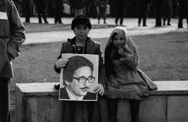 Abolhassan Banisadr - دو کودک که برای حمایت ابوالحسن بنی صدر عکسی از وی را در دست گرفته اند