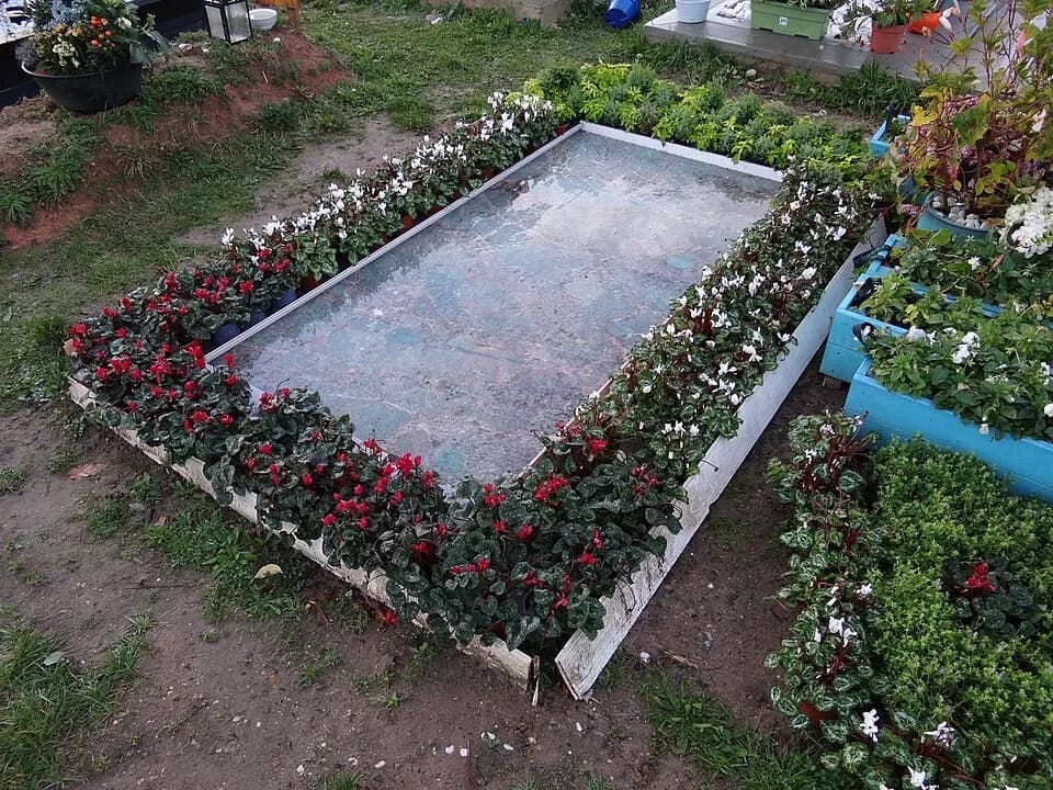 Abolhassan Banisadr - La tombe d'Abolhassan Bani Sadr, ancien président de la République islamique d'Iran, au cimetière des Gonards à Versailles dans les Yvelines. (Division T)