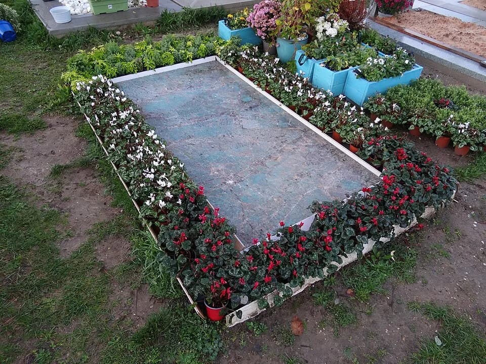 Abolhassan Banisadr - La tombe d'Abolhassan Bani Sadr, ancien président de la République islamique d'Iran, au cimetière des Gonards à Versailles dans les Yvelines. (Division T)