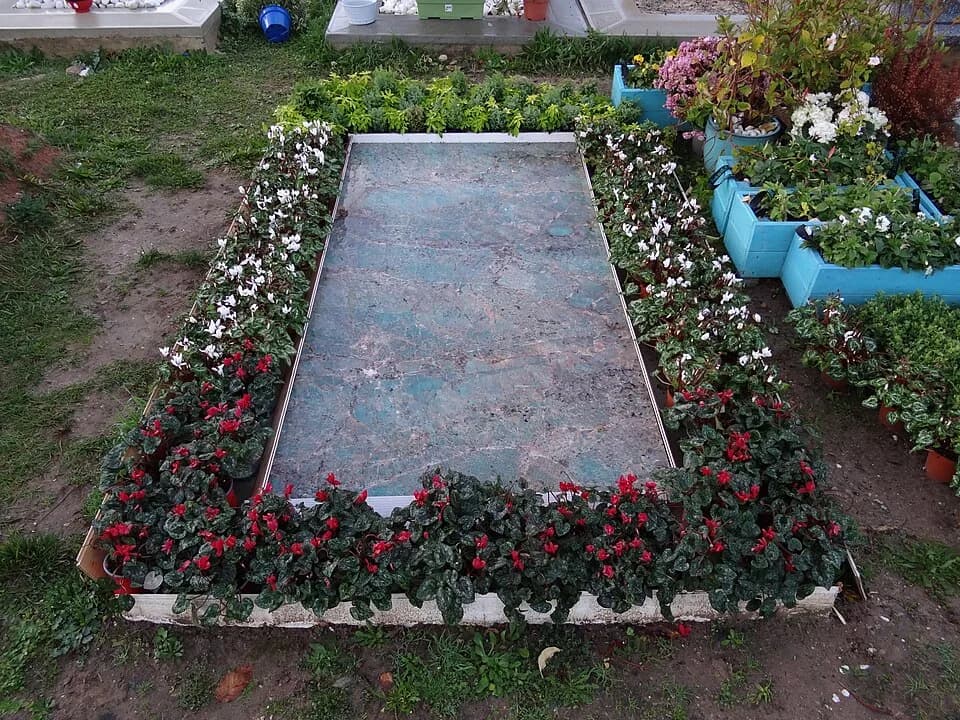Abolhassan Banisadr - La tombe d'Abolhassan Bani Sadr, ancien président de la République islamique d'Iran, au cimetière des Gonards à Versailles dans les Yvelines. (Division T)