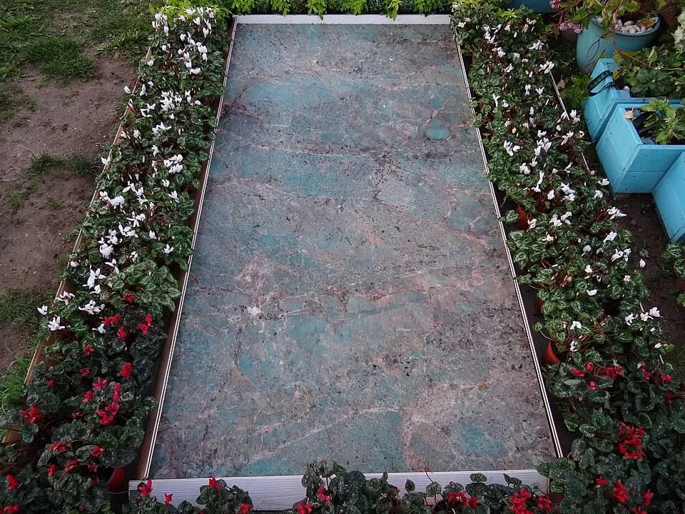 Abolhassan Banisadr - La tombe d'Abolhassan Bani Sadr, ancien président de la République islamique d'Iran, au cimetière des Gonards à Versailles dans les Yvelines. (Division T)