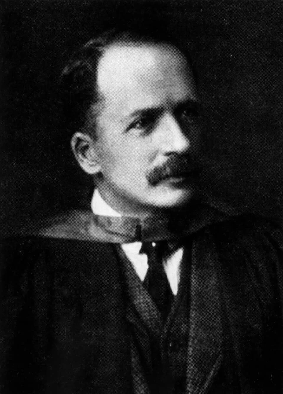John James Rickard Macleod - Title: Photograph of J. J. R. Macleod in academic robes ca. 1923
Place/Date: [Toronto?], [ca. 1923]
Physical Description: 1 photograph 16 x 12 cm.
Scope and Content: Copy 
