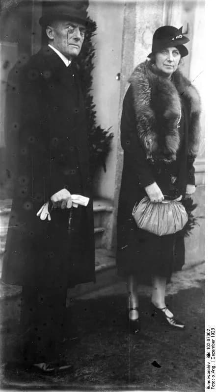 Austen Chamberlain - For documentary purposes the German Federal Archive often retained the original image captions, which may be erroneous, biased, obsolete or politically extreme. Der erste Tag der 