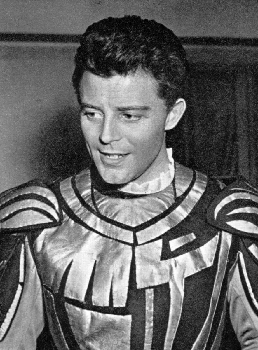 Gérard Philipe - The French actor Gérard Philipe wearing the costume of Don Rodrigue in Le Cid by Pierre Corneille, during his visit in Warsaw in 1954.