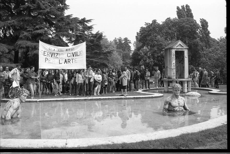 Giorgio de Chirico - Milano, parco sempione, fontana di Giorgio De Chirico, manifestazione per il restauro, promossa dalla Casa degli artisti. maggio 1994