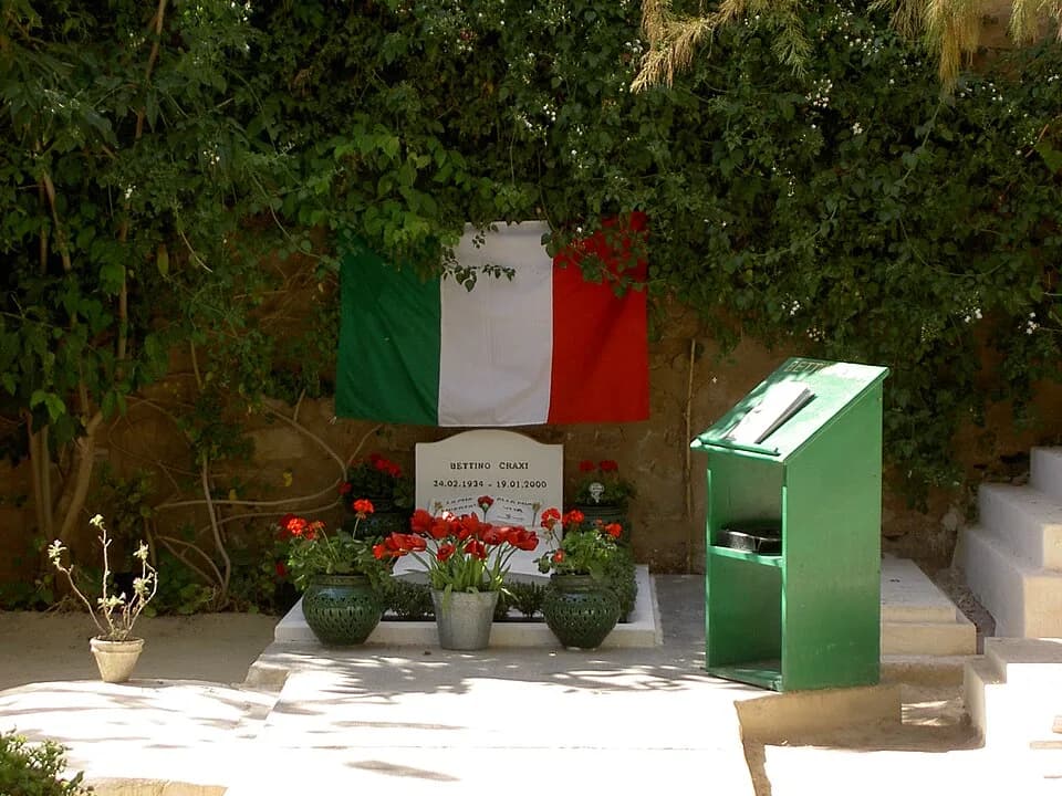 Bettino Craxi - Tomb of Bettino Craxi in Hammamet (Tunisia), at the christian cemetery between the citadell of Hammamet, the sea and the muslim cemetery. where you can read  the epitaph "La mia libert