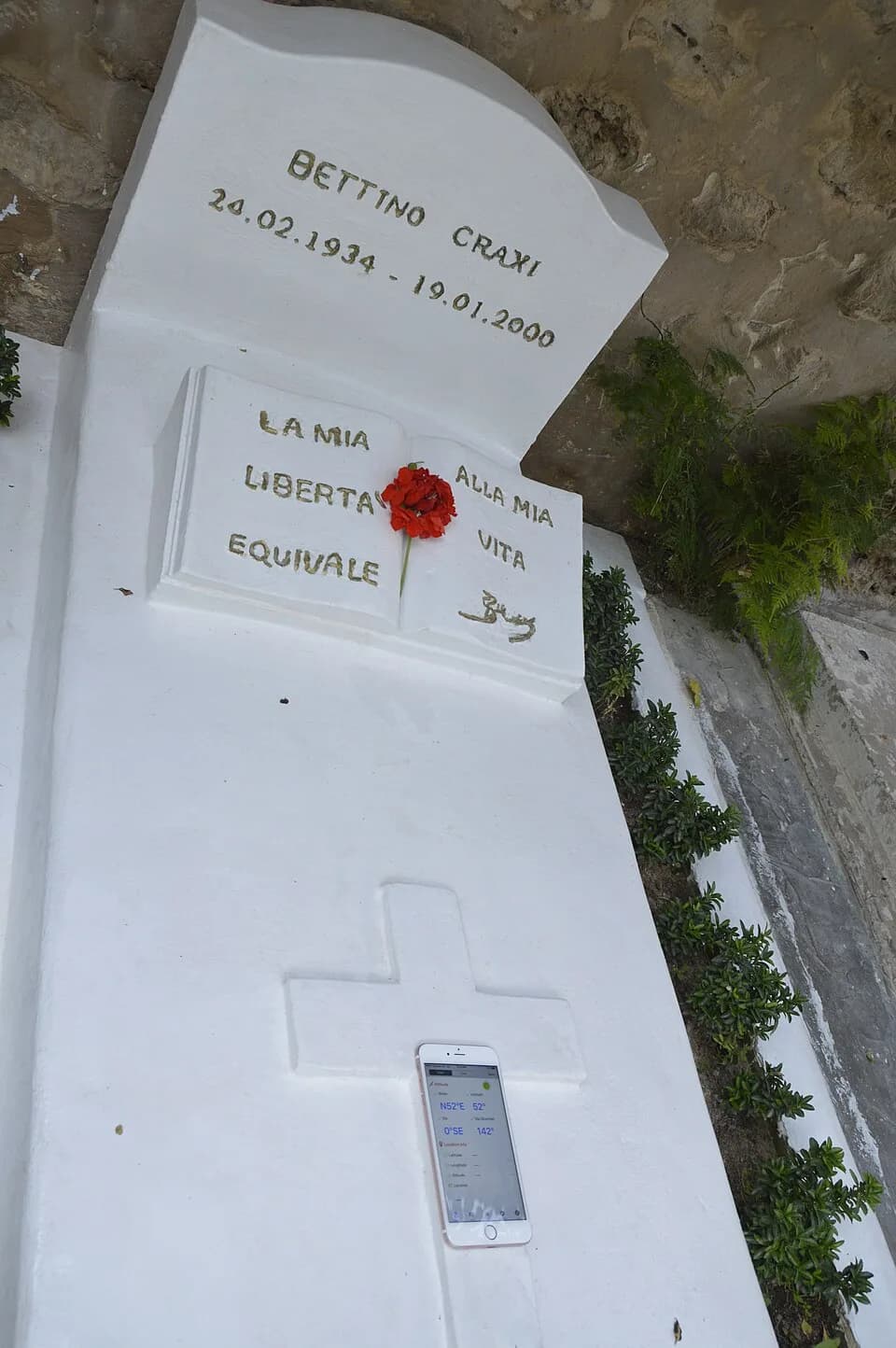 Bettino Craxi - The Tomb of Bettino Craxi in Hammamet (Tunisia) with posted a compass to indicate the direction it is facing: 142 degrees clockwise from North (azimuthal dipdirection), i.e. towards th