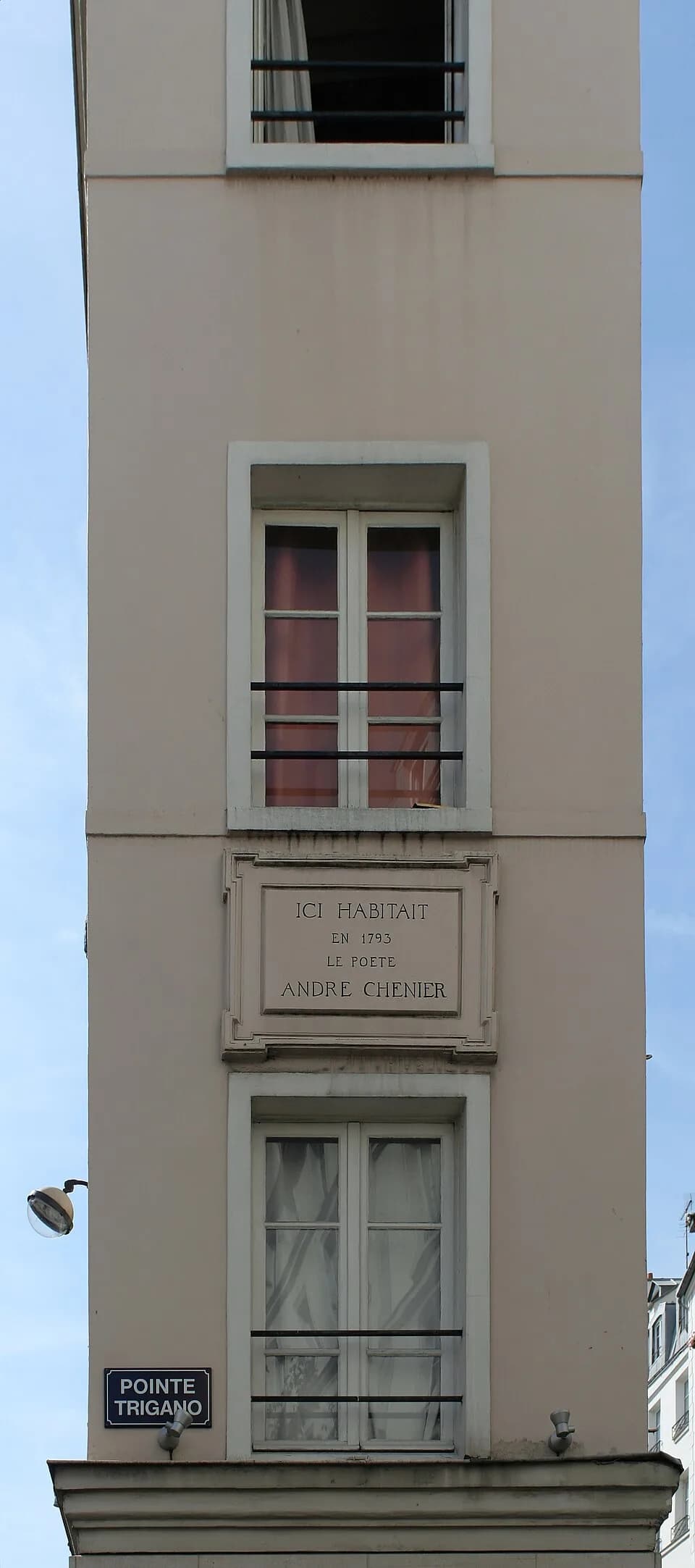André Chénier - Pointe Trigano. Plaque sur l'immeuble entre les rues de Cléry et Beauregard (au bout de la rue Chénier) : « Ici habitait en 1793 le poète André Chénier ».