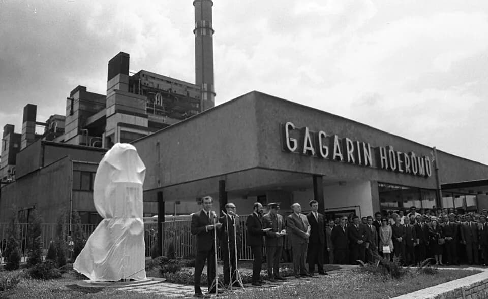 János Kádár - A Gagarin Hőerőmű avatási ünnepsége. A Visonta térségében található lignitmezőre alapozva a mai Mátrai Erőmű Zrt. beruházása 1965-ben kezdődött el. 1967. október 1-jével alakult meg a Gy