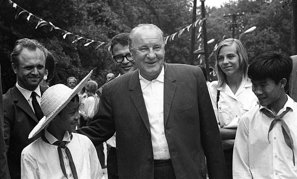 János Kádár - Kádár János úttörők között. A kép Kádár János a Csillebérci Úttörővárosban tett látogatása alkalmával készült