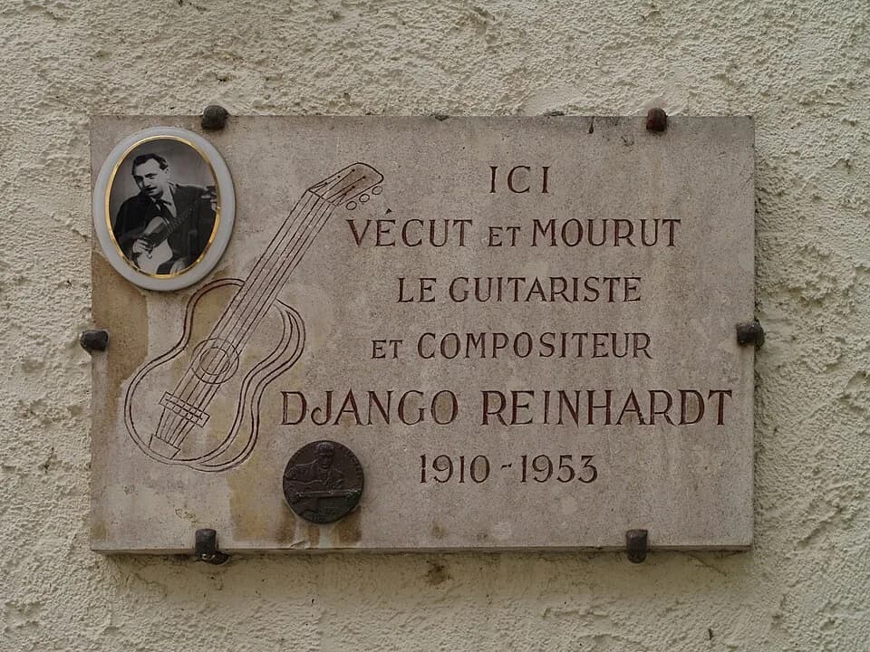 Django Reinhardt - Plaque commémorative de Django Reinhardt à Samois-sur-Seine, Seine-et-Marne, France.