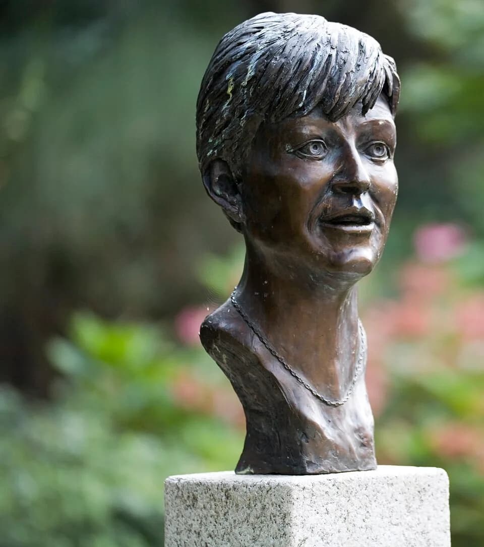 Veronica Guerin - Veronica Guerin had studied accountancy and political research and had founded a public relations company before she joined The Sunday Business Post and Sunday Tribune. In 1994, she 