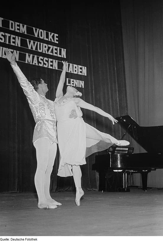 Maya Plisetskaya - Original image description from the Deutsche FotothekGemeinsamer Auftritt der Ballettänzer Maria Plissezkaja und
Jurij Kondratow