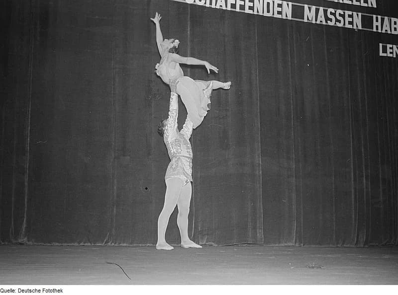 Maya Plisetskaya - Original image description from the Deutsche FotothekGemeinsamer Auftritt der Ballettänzer Maria Plissezkaja und
Jurij Kondratow