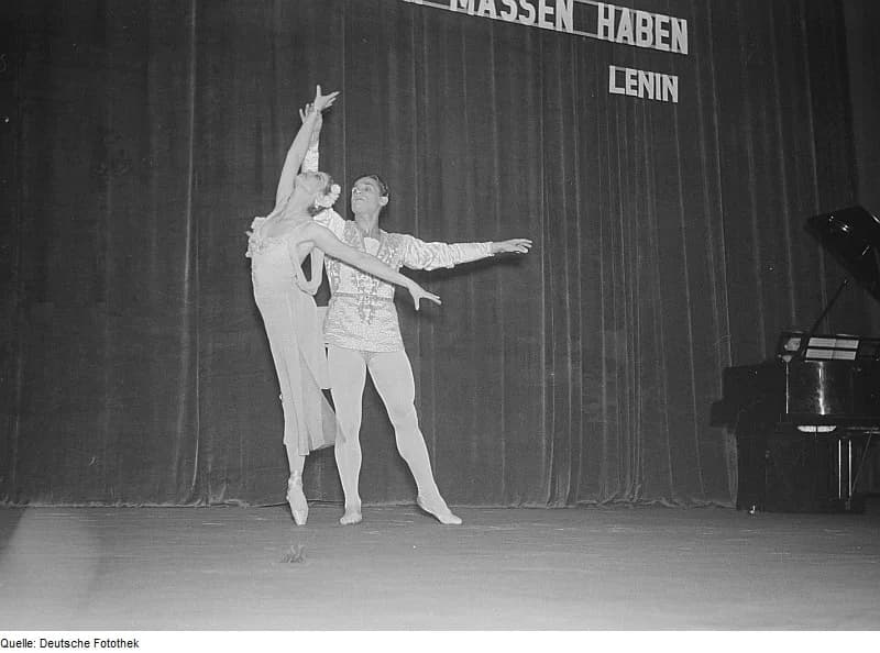 Maya Plisetskaya - Original image description from the Deutsche FotothekGemeinsamer Auftritt der Ballettänzer Maria Plissezkaja und
Jurij Kondratow